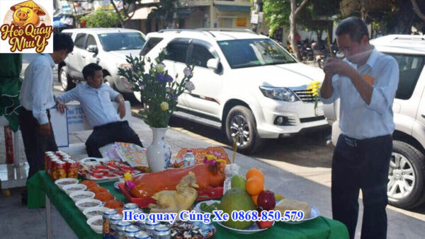Làm lễ heo quay cúng xe mới