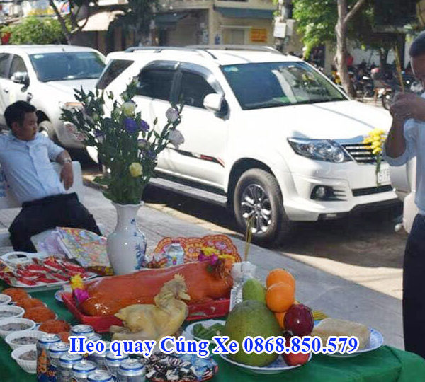 Làm lễ heo quay cúng xe mới