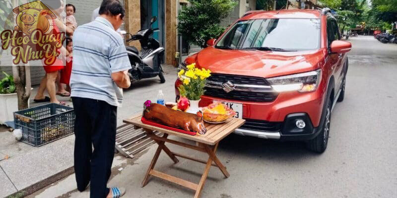 Heo quay cúng xe ô tô mới cho gia đình